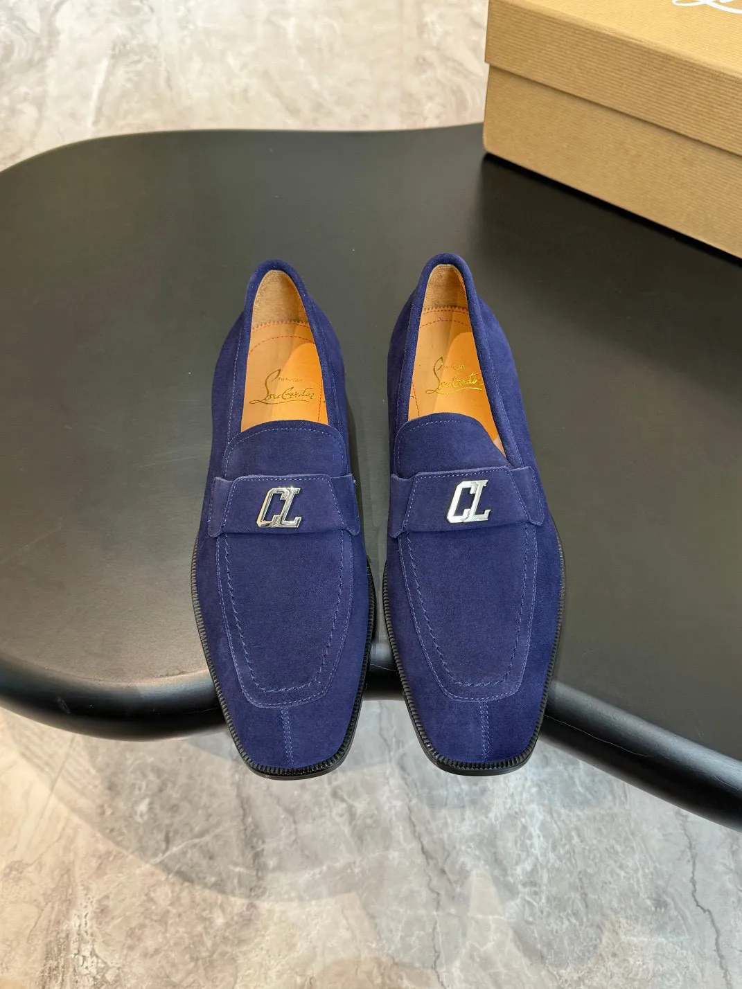 💰960 Christia*.Loubouti*🆑High-end men’s business formal leather shoes｜Classic red-soled shoes｜Original imported first-layer cowhide｜Iconic rivet decoration｜Water-dyed cowhide lining｜Italian imported red cowhide outsole｜High-end luxury｜Perfect interpretation of fashion, sunshine, style, suitable for various occasions Size: 39-44 (customized at 38.45.46)✅